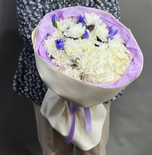 Букет "Грация" из ирисов, гортензии и кустовых хризантем в Шатуре