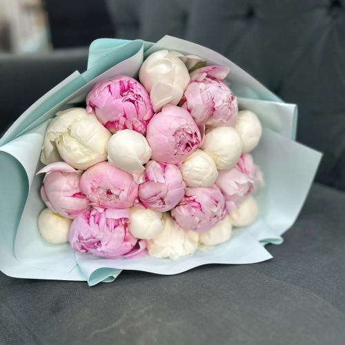 Микс из 19 бело-розовых пионов в Шатуре