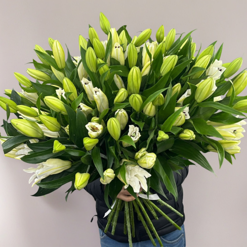 Объемный букет из 27 ароматных белых лилий в Шатуре
