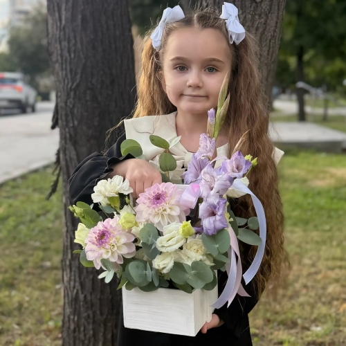 Композиция с георгинами на 1 сентября в белом ящике в Шатуре