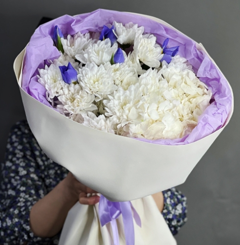 Букет "Грация" из ирисов, гортензии и кустовых хризантем в Шатуре