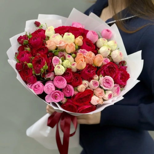 Букет из 15 разноцветных веток кустовых роз в Шатуре