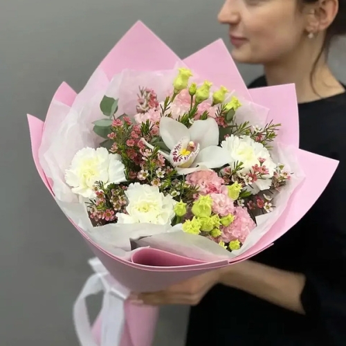 Букет с королевской орхидеей, диантусами, эустомой и шамелациумом в Шатуре