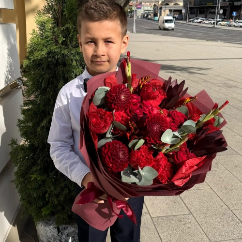 Букет с георгинами, розами и леукадендроном в Шатуре