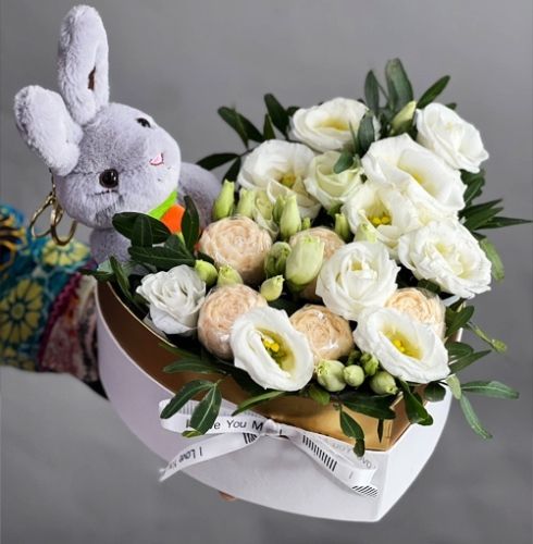 Композиция в коробке сердца из шоколадных пионов и эустом в Шатуре