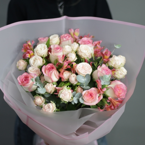 Букет "Розовый фламинго" из роз, альстромерии и эвкалипта в Шатуре